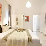 Cozy 2-bedroom Retreat In The Heart Of History