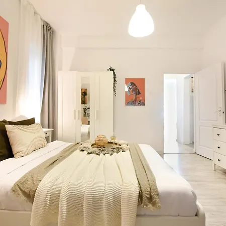 Cozy 2-bedroom Retreat In The Heart Of History
