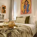Cozy 2-bedroom Retreat In The Heart Of History 公寓 *