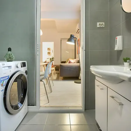 Cozy 2-bedroom Retreat In The Heart Of History