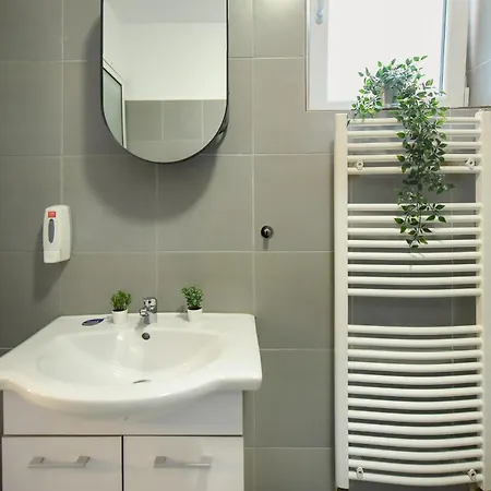 Cozy 2-bedroom Retreat In The Heart Of History