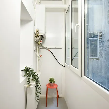 Cozy 2-bedroom Retreat In The Heart Of History Bucharest