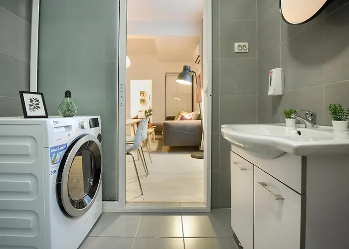 Cozy 2-bedroom Retreat In The Heart Of History