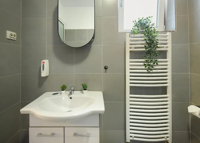 Cozy 2-bedroom Retreat In The Heart Of History